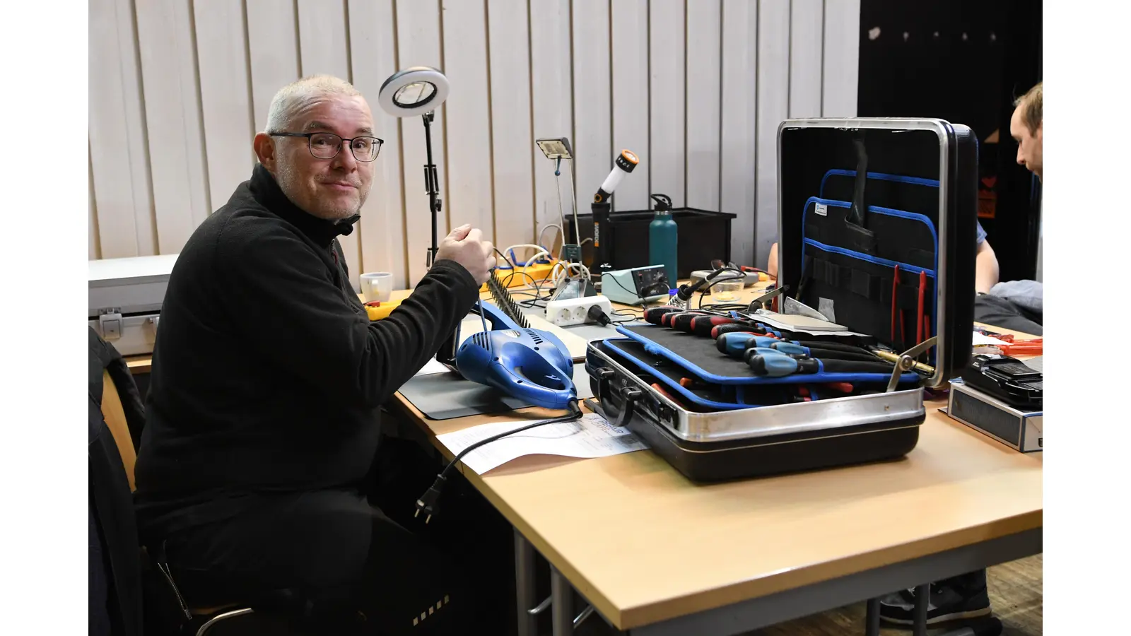 Repair-Cafés wie das in Bückeburg finanzieren ihre Werkzeuge aus Spenden oder verwenden mitgebrachtes. Nun gibt es eine Fördermöglichkeit. (Foto: nd)