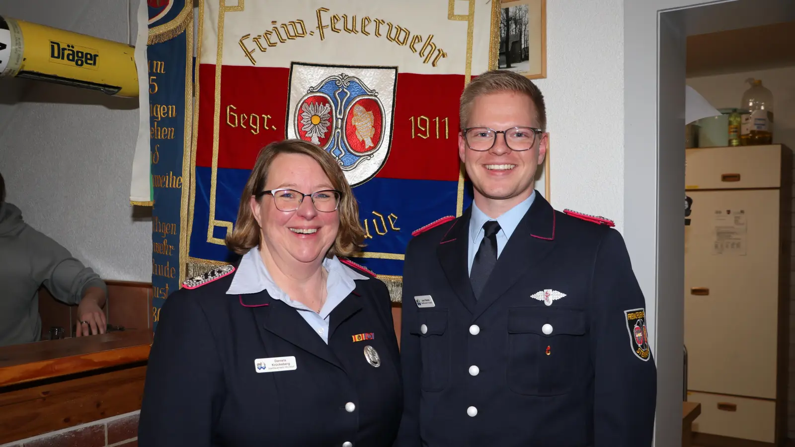 Zufrieden: Kinderfeuerwehrwartin Daniela Krückeberg und Jugendfeuerwehrwart Leon Klemm. (Foto: gi)