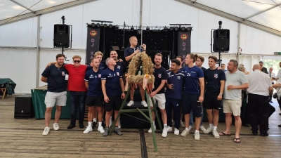 Die Erntekrone ersteigert: Die Fußballer des TSV Schloß Ricklingen erhalten den Zuschlag. (Foto: privat)