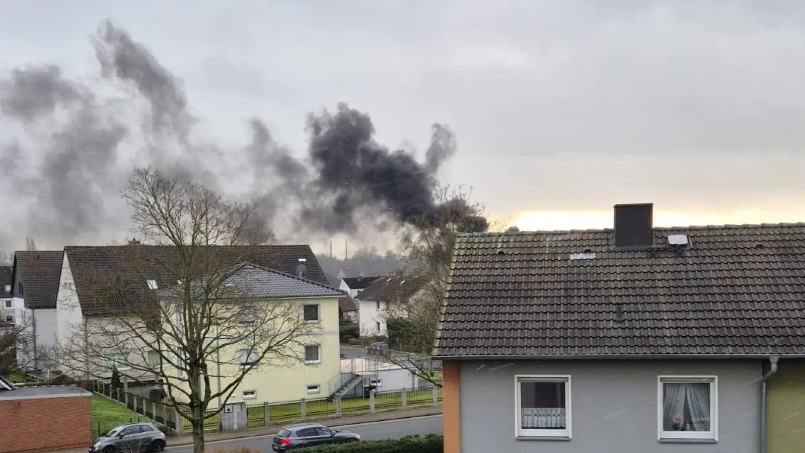 Rauchsäule über der Nordstadt: Ein Brand in der Gerhart-Hauptmann-Straße. (Foto: Feuerwehr)