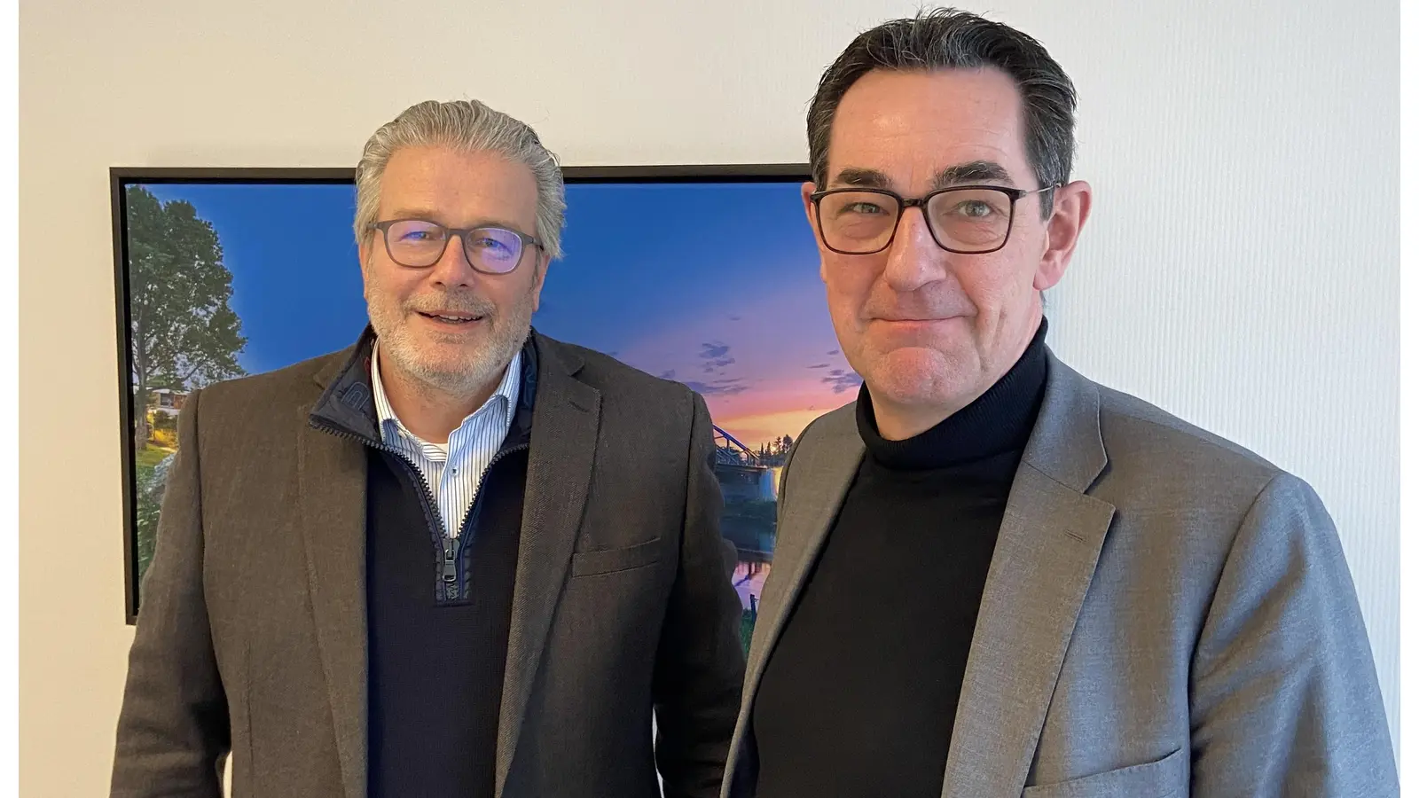 Ulrich Karl und Reiner Stephan von den Stadtwerken Rinteln freuen sich, dass sich die neue Einkaufsstrategie für Energie für die Kunden positiv auswirkt. (Foto: ste)