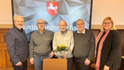 Samtgemeindebürgermeister Dr. Thomas Wolf, Schiedsmann Roland Kramer, ausgeschiedener Schiedsmann Elmar Meyer und sein Nachfolger Dietmar Stickel mit Regina Benz, der Direktorin des Amtsgerichts Stadthagen.  (Foto: Samtgemeinde Rodenberg)