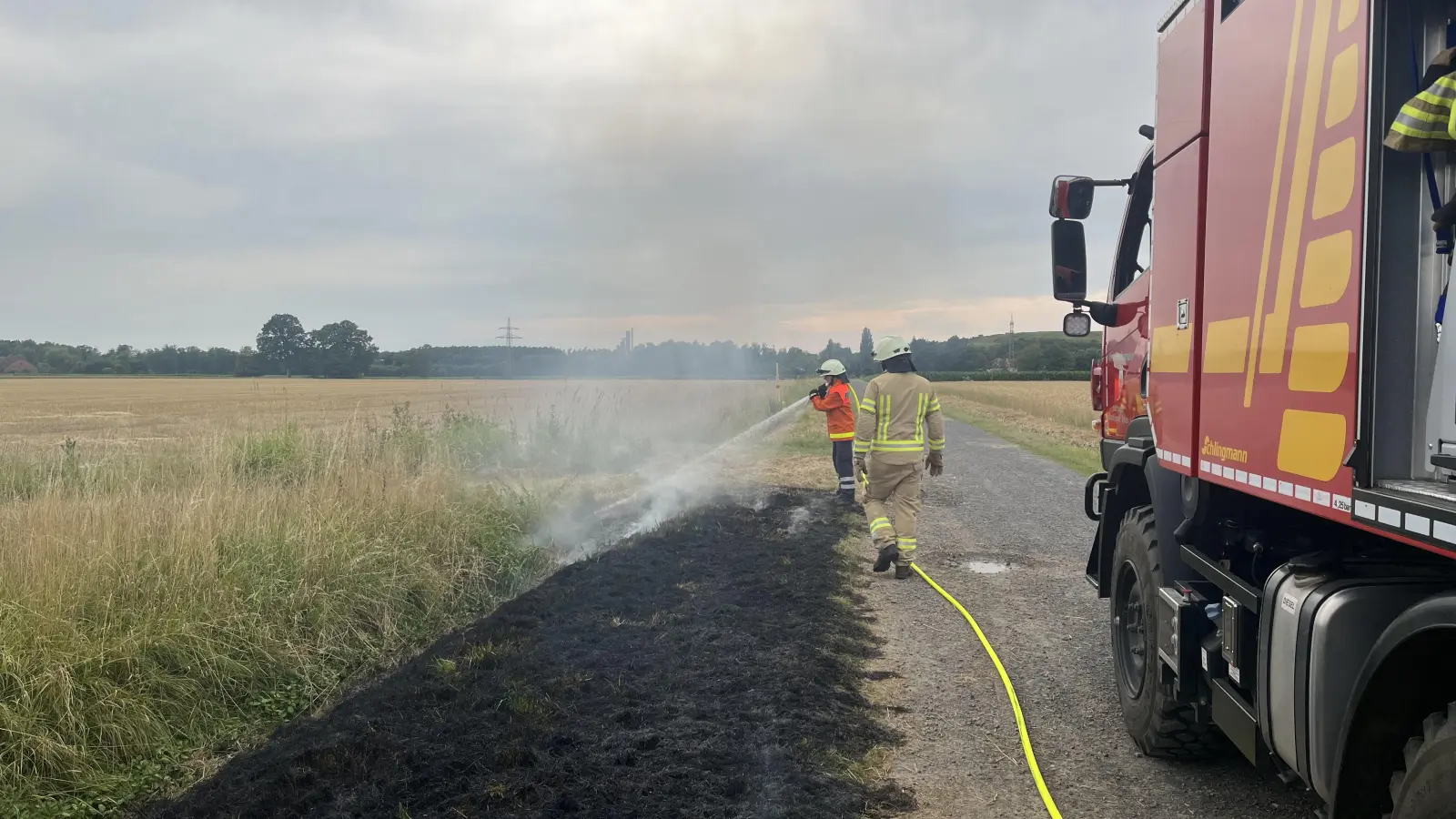 Die Feuerwehrleute haben den brennenden Seitenstreifen schnell unter Kontrolle. (Foto: privat)