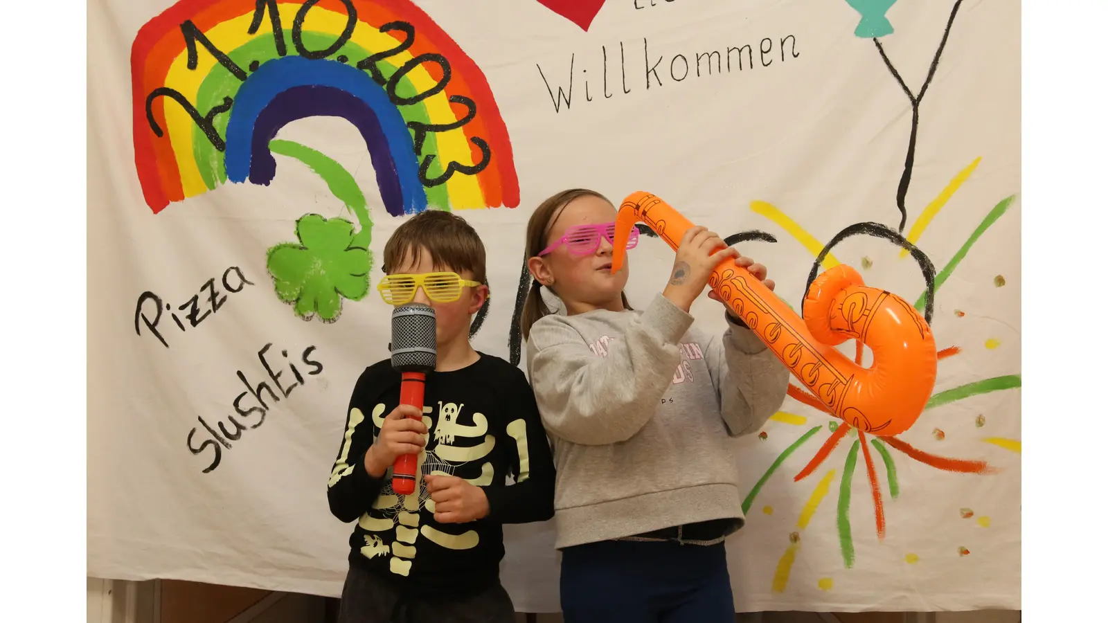 Die jungen Gäste der Jubiläumsfeier, hier Adrian (6) und Patricia (8) können sich an einer Fotowand ablichten lassen. (Foto: Borchers, Bastian)