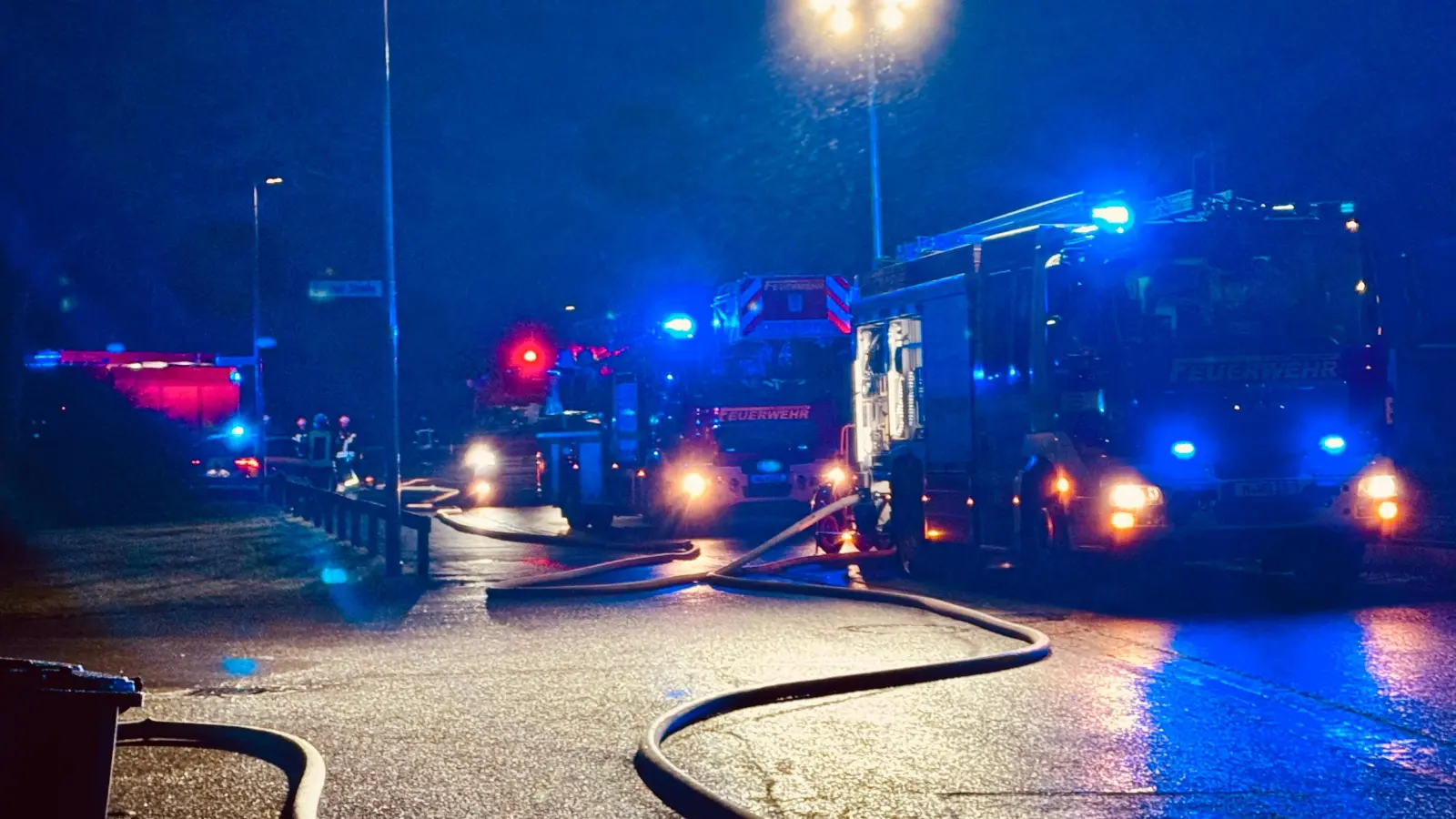 Am frühen Morgen im Einsatz: Die Feuerwehr. (Foto: Feuerwehr)