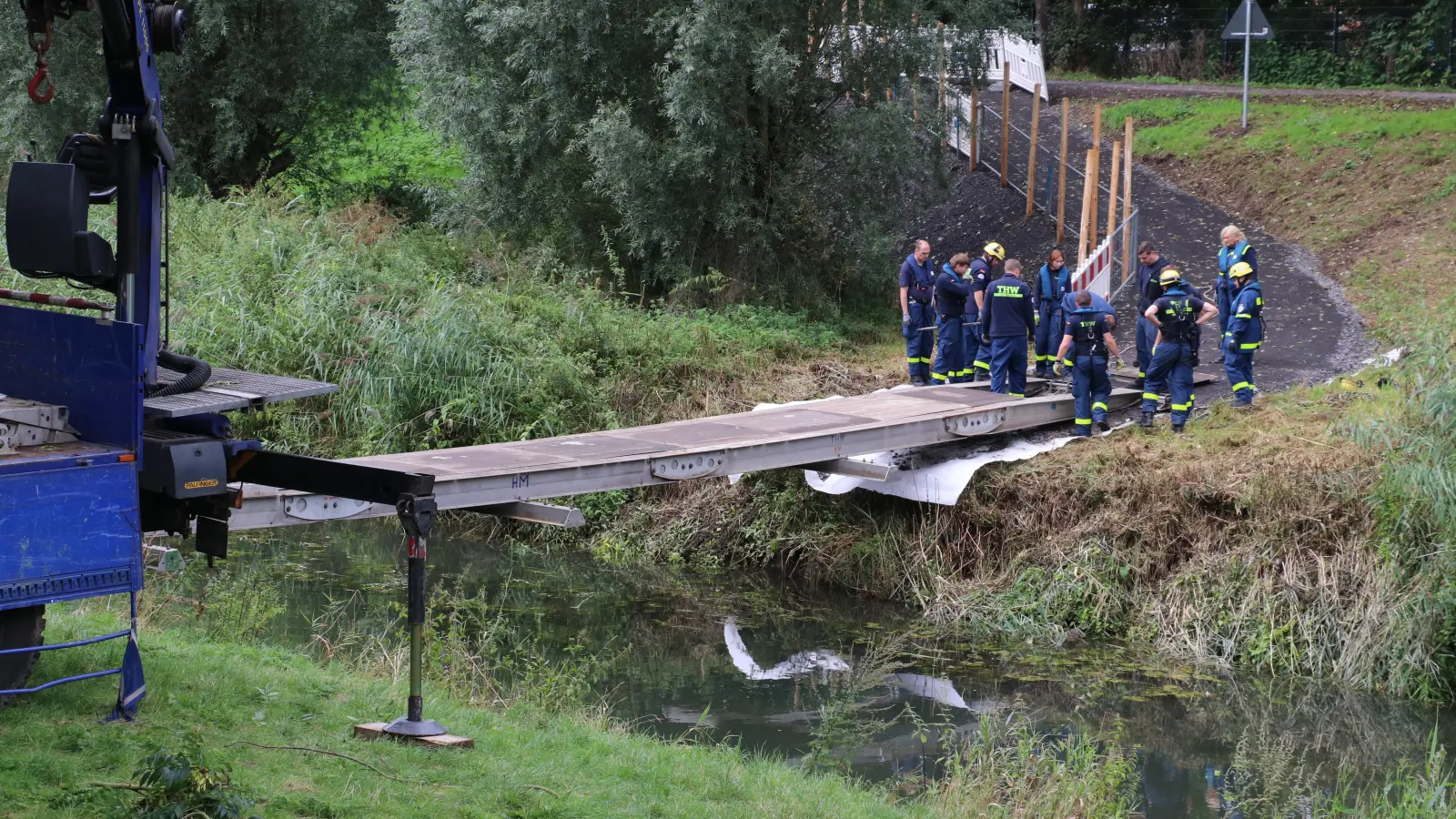 Im August 2021: Die THW-Helfer beim Bau einer Brücke über die Westaue.  (Foto: gi)