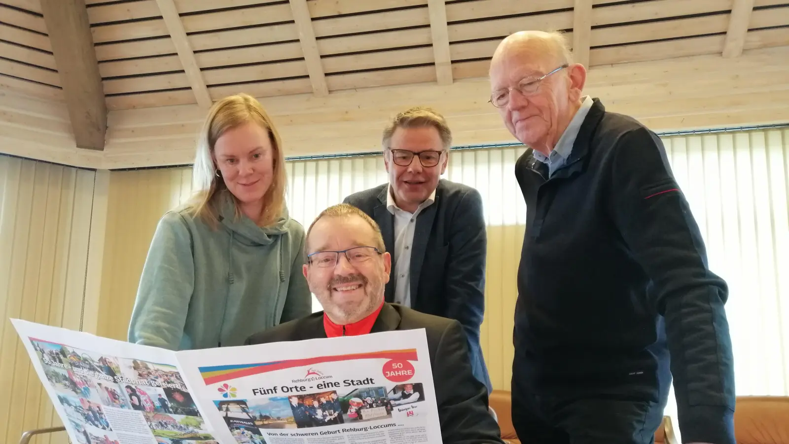 Erster Blick in die frisch gedruckte Chronik (v.li.): Gretje Bode, Heinz Völlers, Martin Franke und Dieter Hüsemann. (Foto: Beate Ney-Janßen)