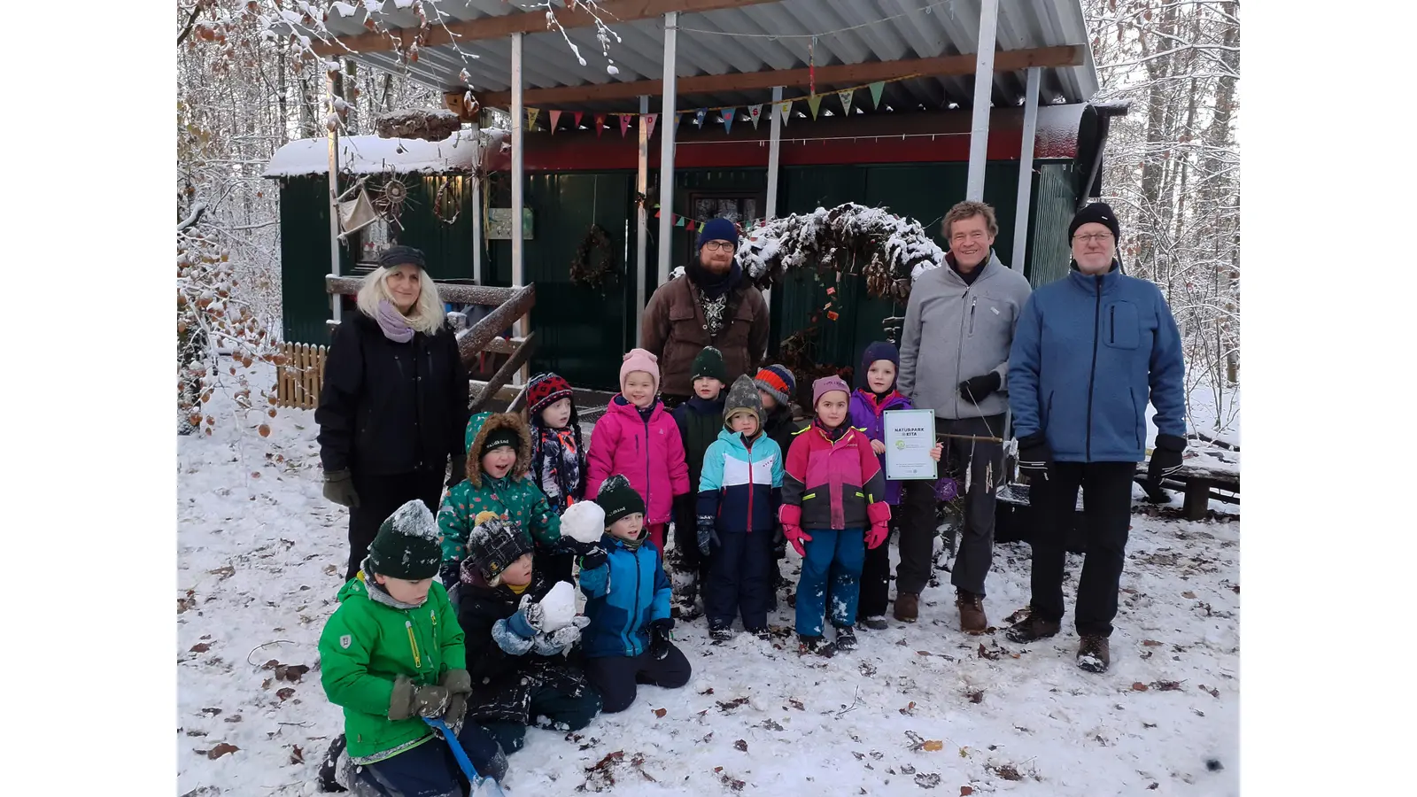 Freude auf allen Seiten, anlässlich der Zertifizierung im prächtigen Winterwald: Susanne Nülle (Gruppenleitung „Waldmäuse“), Marcus Koislik (Gruppenleitung „Feldmäuse“), Christian Wiegand (Geschäftsführer des Naturpark Weserbergland) Jörg Jennerjahn (1. Vorsitzender des Waldkindergarten-Deister-Sünteltal e.V.) und Kinder aus den Waldkindergärten. (Foto: gk)