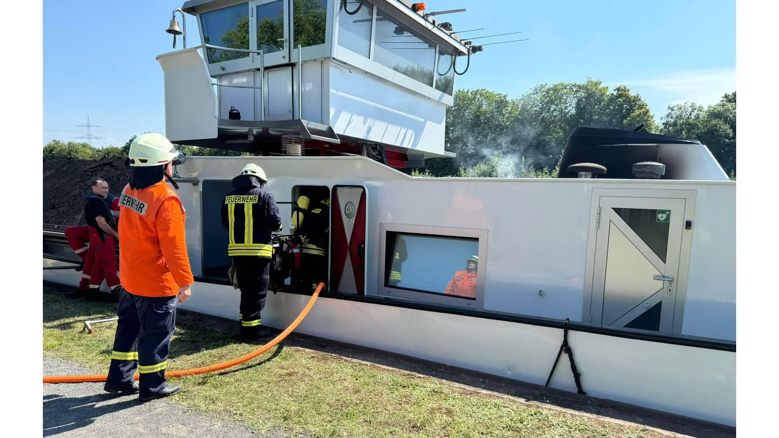 Ein Trupp unter schwerem Atemschutz geht zur Brandbekämpfung vor.  (Foto: privat)