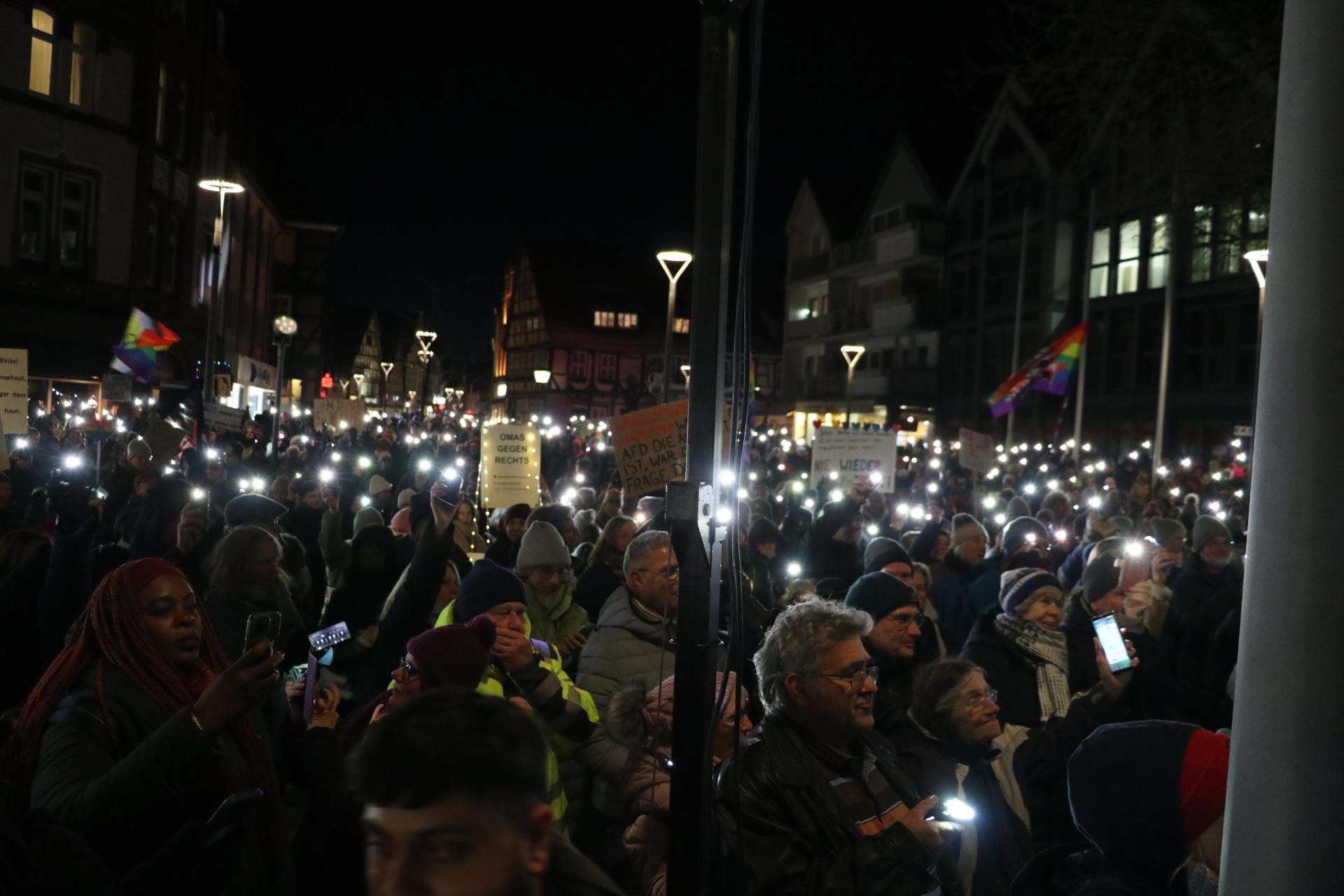 Zum Abschluss der Demo: Ein Lichtermeer aus Smartphones.  (Foto: gi)