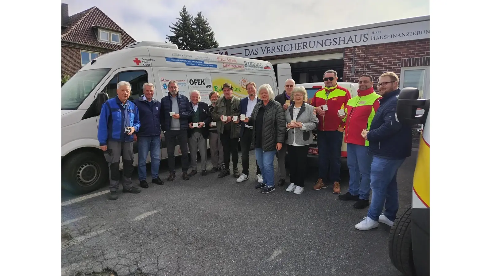 Karl-Werner Coith (ICH-Logistikchef), Dieter Kindermann (Präsident ICH), Klaus Fricke (ASB), Rolf Eisenmenger (Obdachlosenhilfe Hannover/Nachtengel), Thomas Hoffmann (DRK-Geschäftsführer), Heidi Niemeyer (DRK-Tafelkoordinatorin), Tatjana Jördening (Ümmesuss Bad Nenndorf), Detlef Gerberding (ASB) sowie Ramon Kindermann (ICH) bei der Übergabe der Seifenspende. (Foto: Borchers, Bastian)