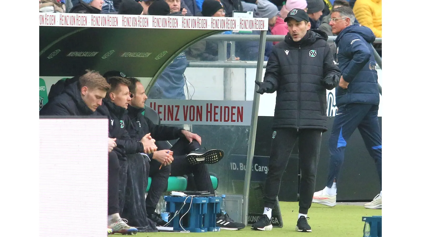 Trainer Stefan Leitl und sein Team versuchen, den 96-Sinkflug zu beenden. Gegen Bielefeld spielt Leitl auch um seinen Job bei den „Roten“. (Foto: Borchers, Bastian)