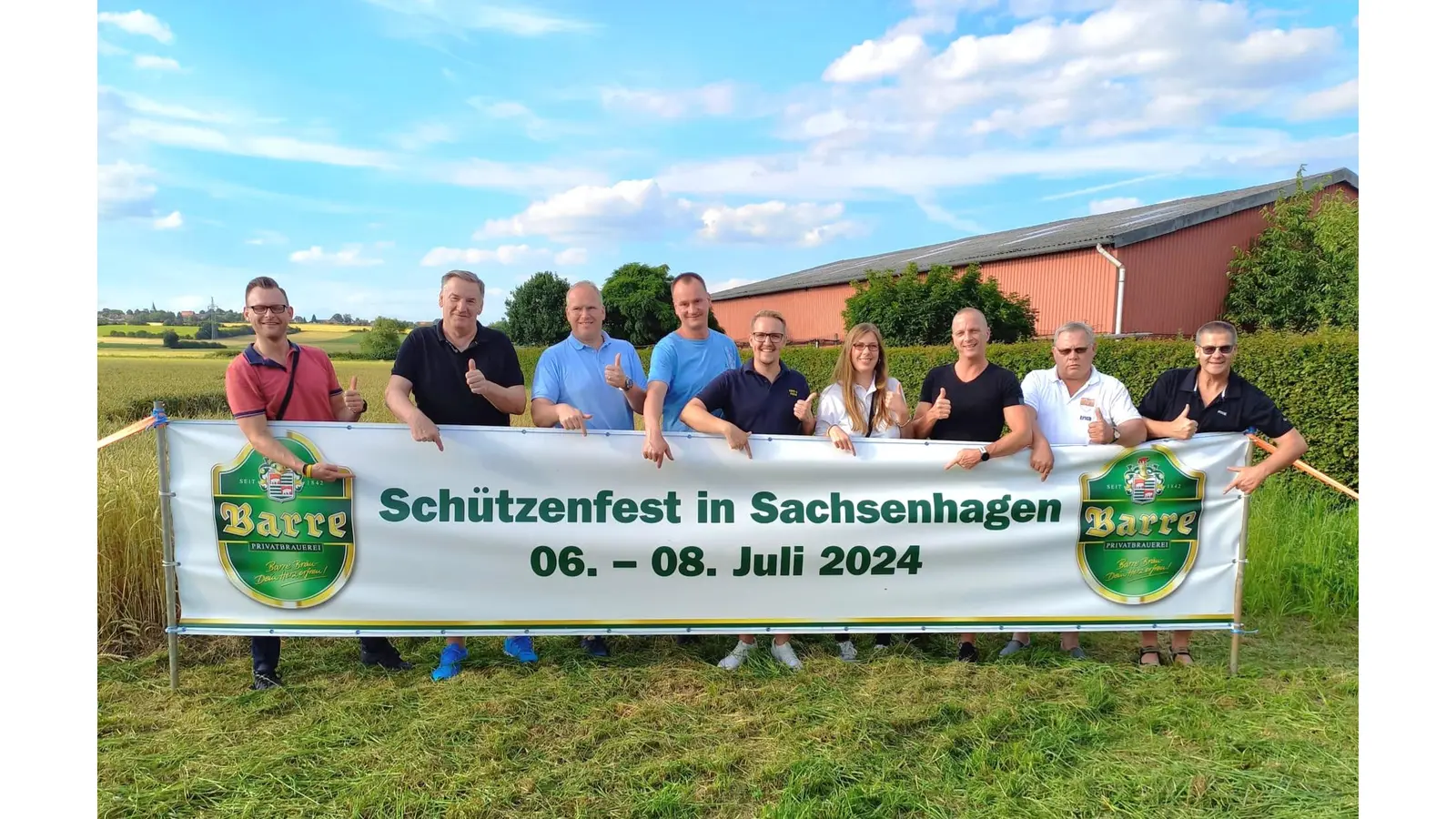 Rottmeister und Festausschuss laden zum Schützenfest ein (v.l.): Nico Brandt, Reinhard Geisler, Thorsten Mensching, Stefan Franke, Pierre Bergmann, Christina Künnemann, Lars Engelking, Erich Stander und Ralf Hantke. (Foto: gi)