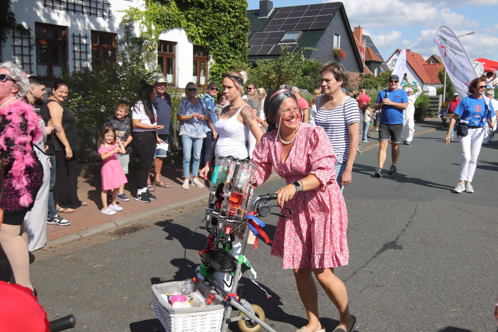 Besondere Konstruktion: Gehhilfe mit Getränkestation. (Foto: tau)