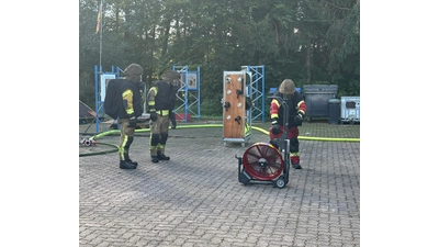 Extra Schutzkleidung soll im Brandcontainer zusätzlich schützen. (Foto: FF SG Lindhorst)