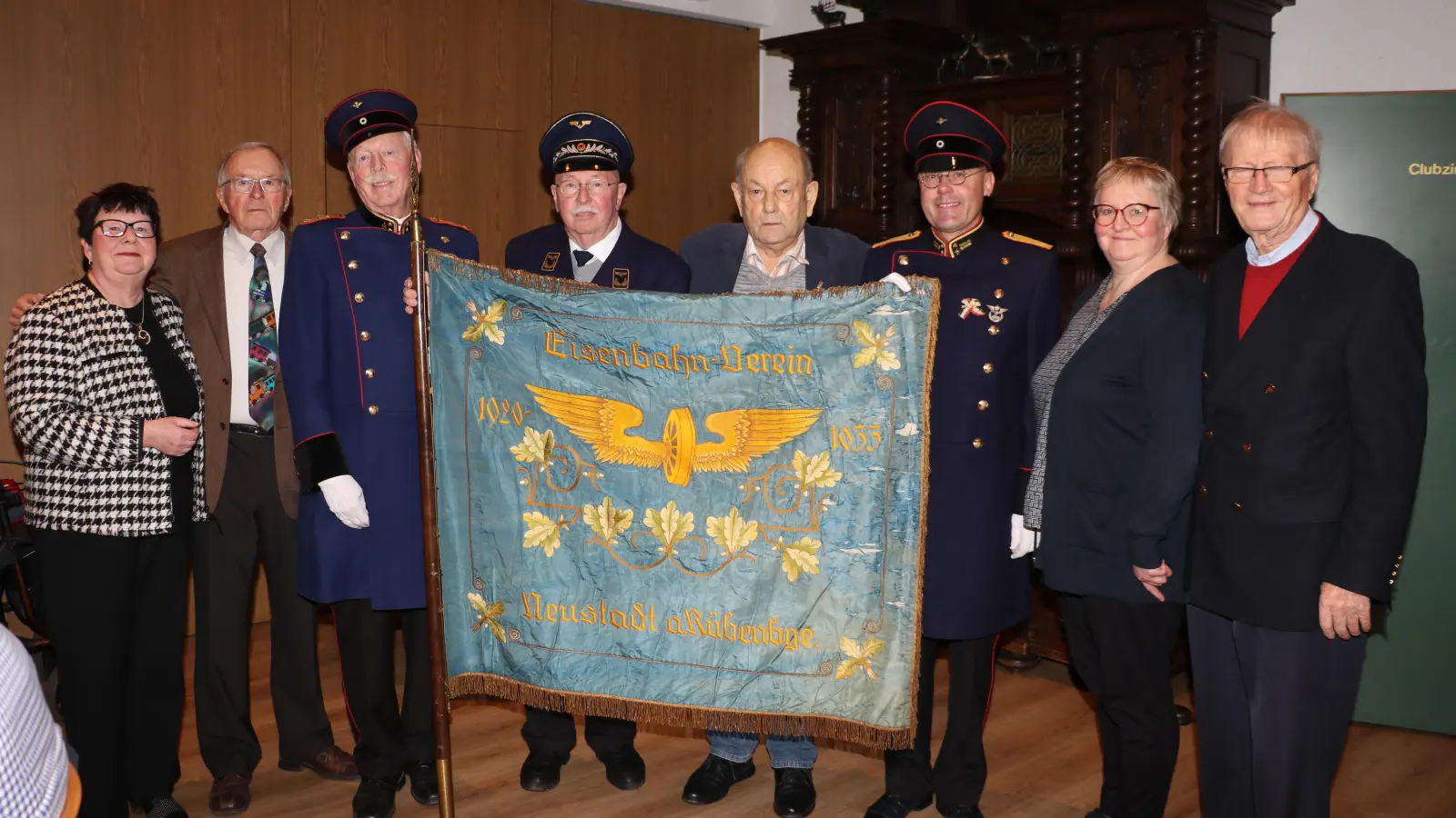 Haben gefeiert (v.li.): Scarlett Henschel, Erhard Münzenberg, Wilfried Rettig, Dieter Birnstein, Ortsgruppenleiter Karl Zirkel, Arno Sebening, Astrid Stremlau und Kurt Fiedler. (Foto: gi)