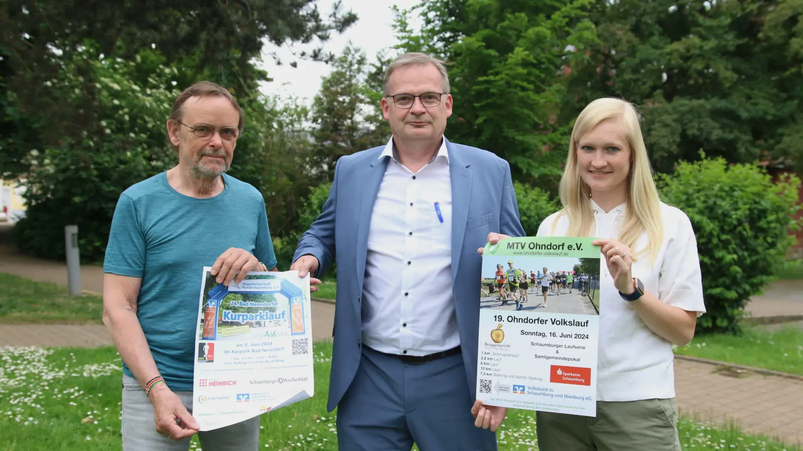 Ulrich Dehne von der Skigemeinschaft (li.), Torsten Schmidt von der Volksbank in Schaumburg und Nienburg sowie Marie Bolting vom MTV Ohndorf hoffen auf viele Teilnehmer beim Kurparklauf und Ohndorfer Volkslauf.  (Foto: bb)