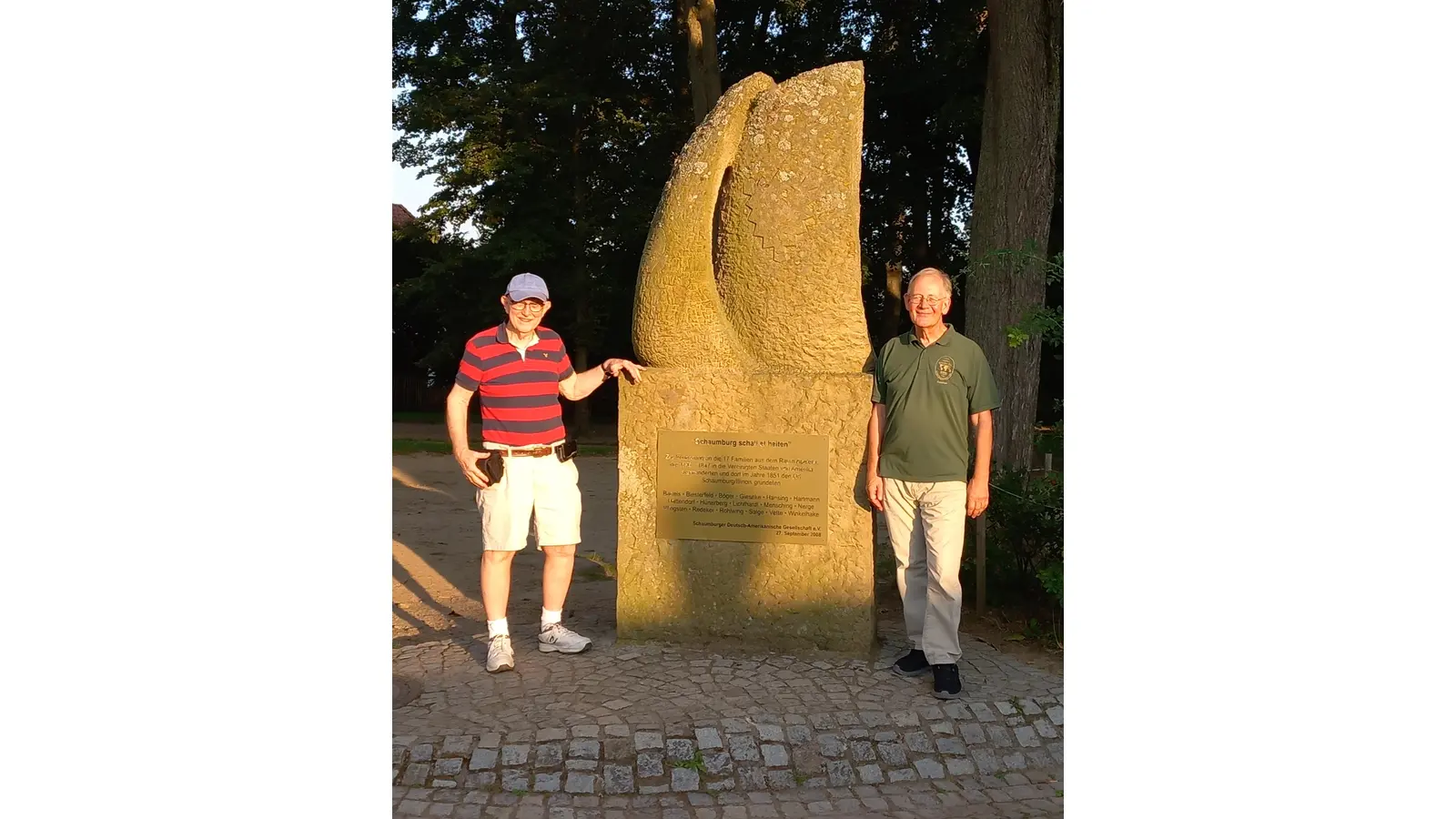 Howard Piepenbrink (li.) und Stephan Walter am Auswanderer-Denkmal in Apelern. (Foto: Dr. Stephan Walter)