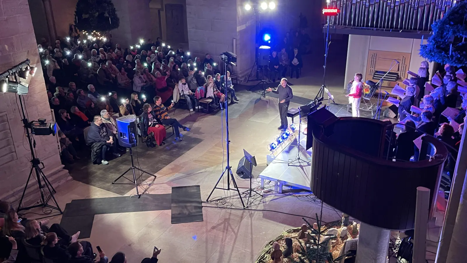 In voll besetzter Klosterkirche: Der Gospelchor Loccum lockt viele Besucher an. (Foto: Anne Sator)