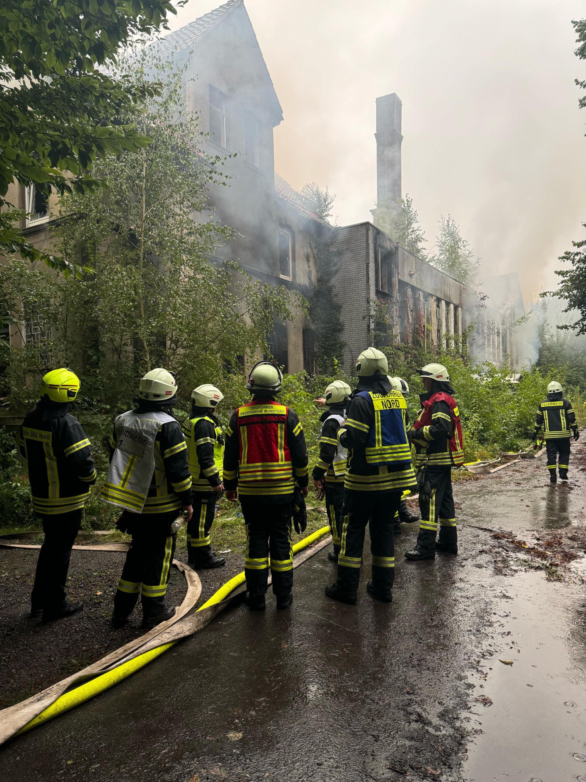 Lagebesprechung direkt am Objekt. (Foto: Kreisfeuerwehr)