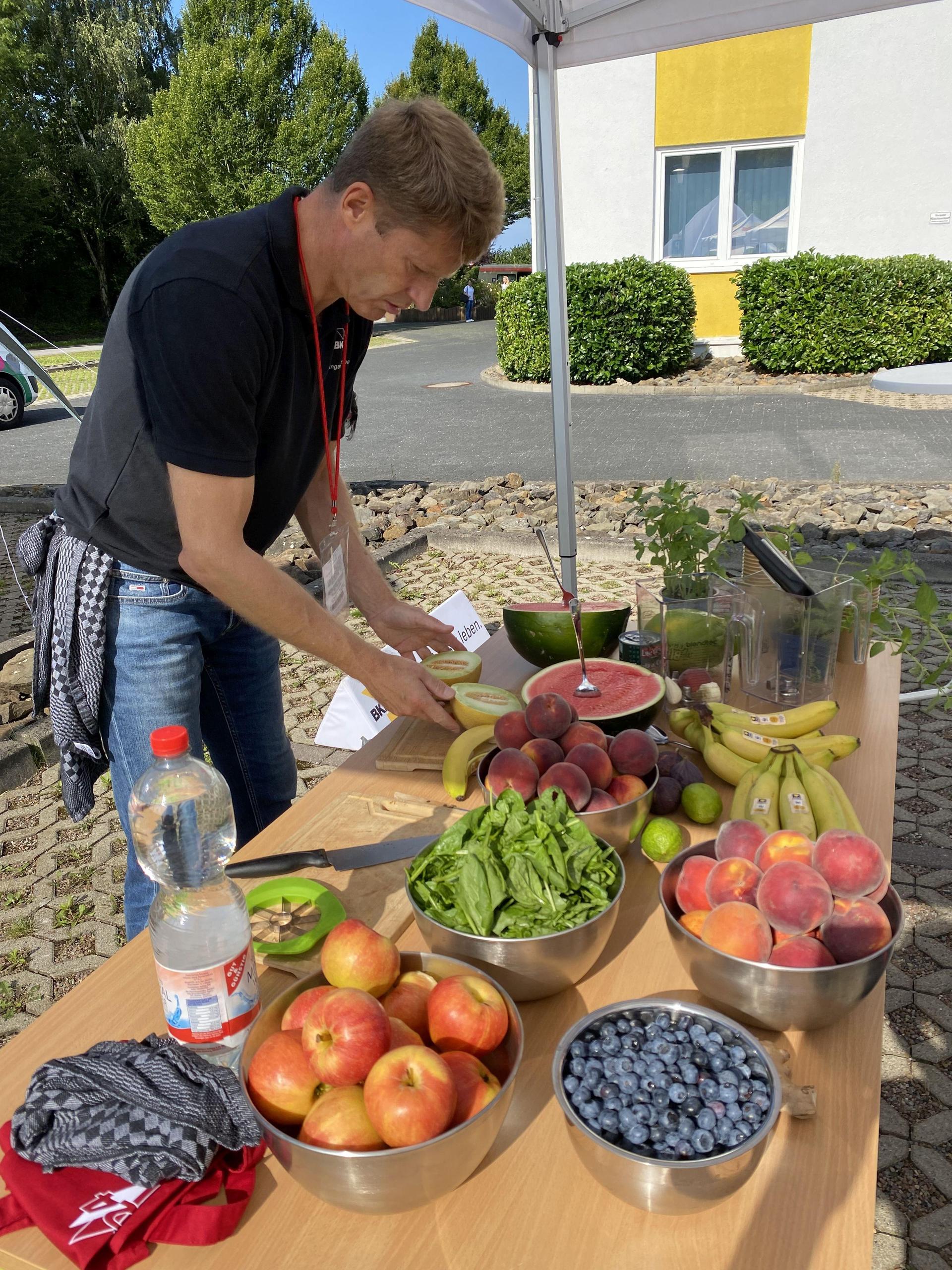 Frank Lucht half bei der Obstauswahl für den selbst erstrampelten Smoothie und hatte dazu noch manchen Ernährungstipp parat. (Foto: privat)