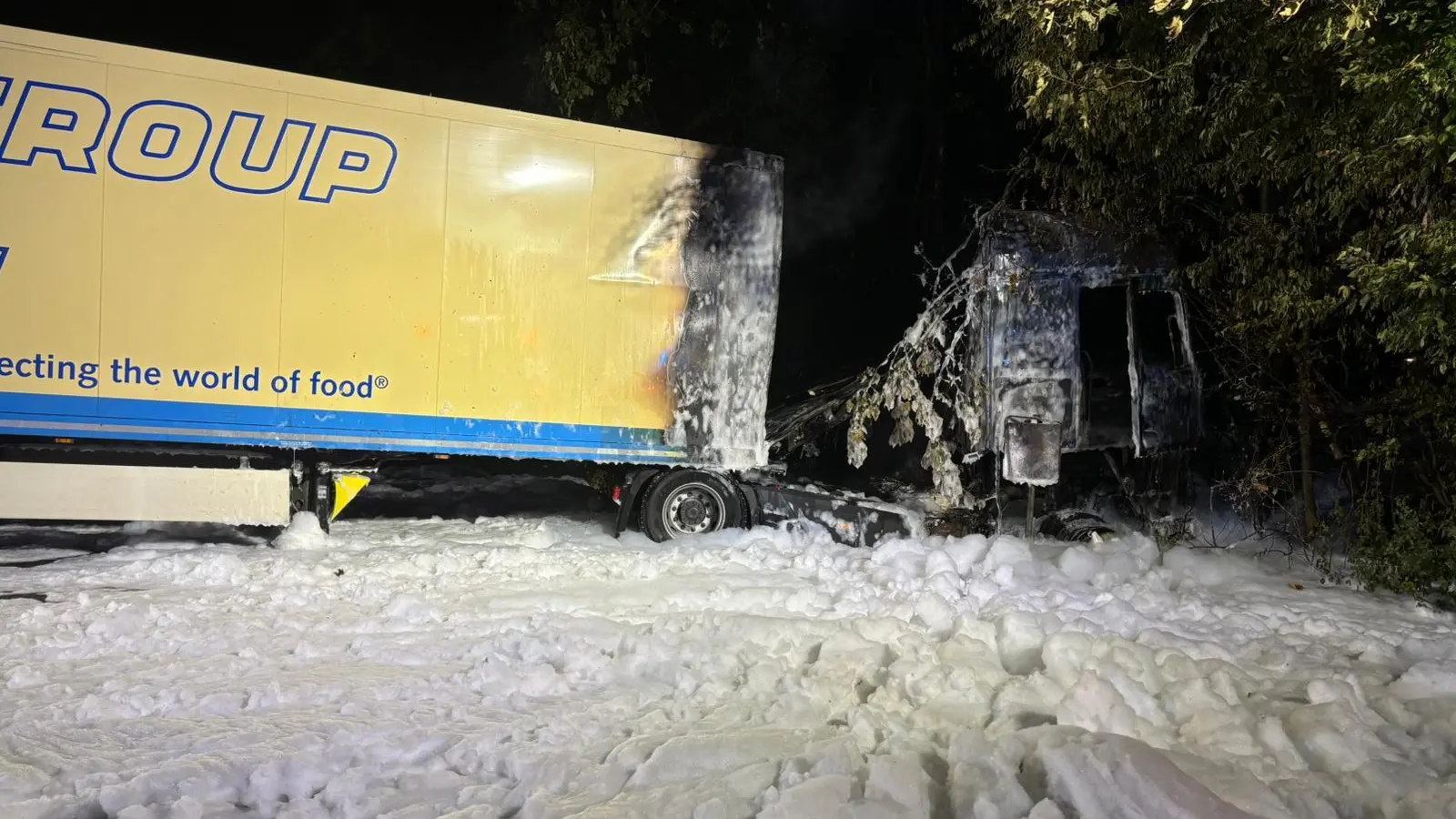 Aus ungeklärter Ursache rutschte ein Lkw in eine Böschung an der Adolf-Oesterheld-Straße.  (Foto: Feuerwehr)