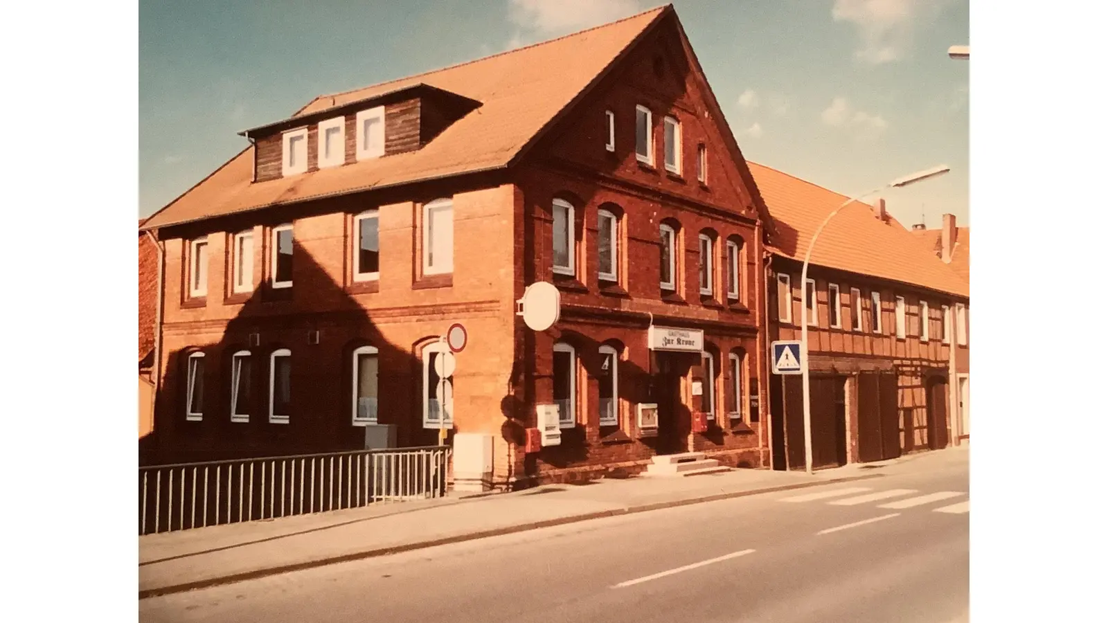 Das Gasthaus „Zur Krone“ war einst wohl jedem Rodenberger ein Begriff, seit dem Brand von 2012 ist es aus dem Stadtbild verschwunden. (Foto: bb)