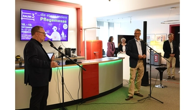 Thomas Bade und Dr. Hilse mit ihrem Impulsvortrag zum Auftakt der Messe. (Foto: nd)