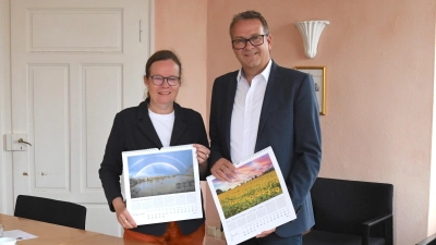 Dr. Lu Seegers, Geschäftsführerin der Schaumburger Landschaft, und Jörg Nitsche, Leiter der Unternehmenskommunikation der Sparkasse Schaumburg, stellen die neue Ausgabe vor.  (Foto: NADINE DRESSLER)