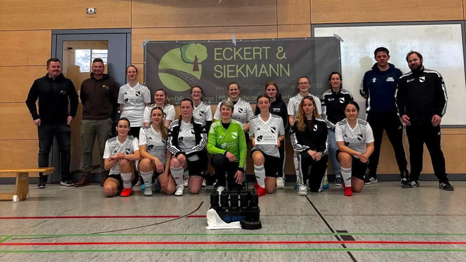 Haben das Hallenmasters ausgerichtet: Die Frauenmannschaft des TSV Kolenfeld.  (Foto: privat)