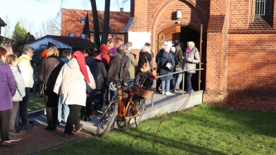 Begehrt war der Kartenvorverkauf für Vorstellungen der DRK-Theatergruppe.  (Foto: gi)