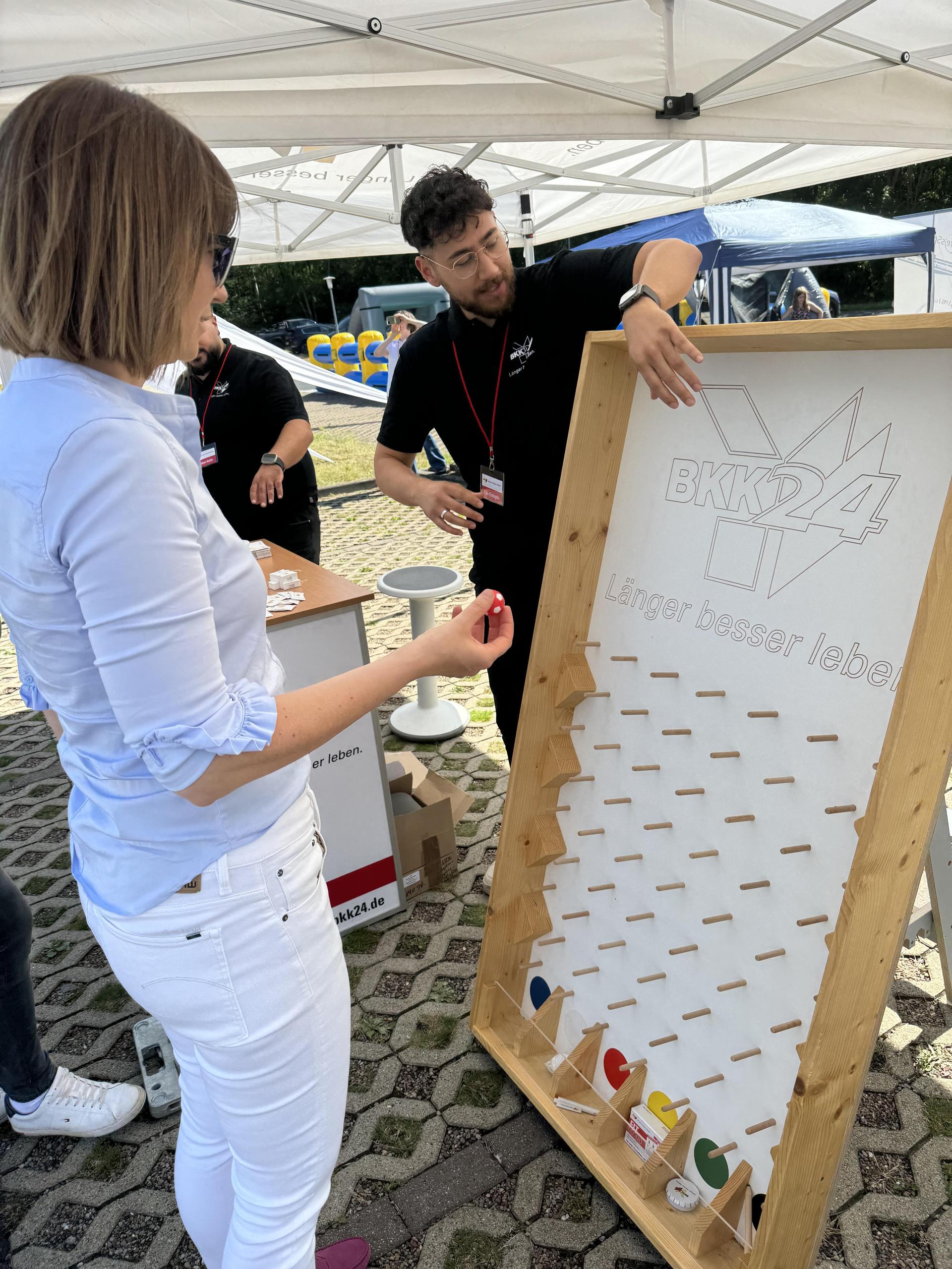 Welches Souvenir mit nach Hause durfte, entschied der Ball am „Plinkoboard“ per Zufall. Can Erdogdu erklärte, wie’s geht. (Foto: privat)