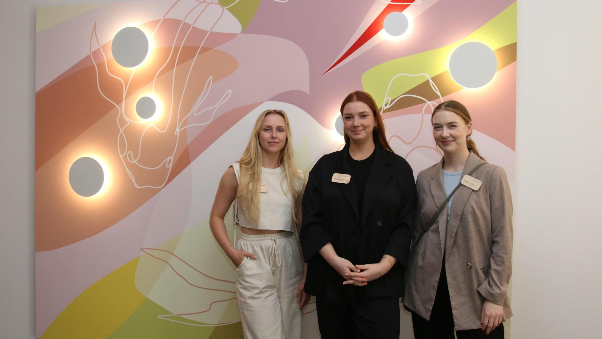 Sanna Lappe, Ann-Sophie Küchler und Kimberly Baden von „resonanzraum” vor einer der von ihnen gestalteten Flächen.  (Foto: nd)