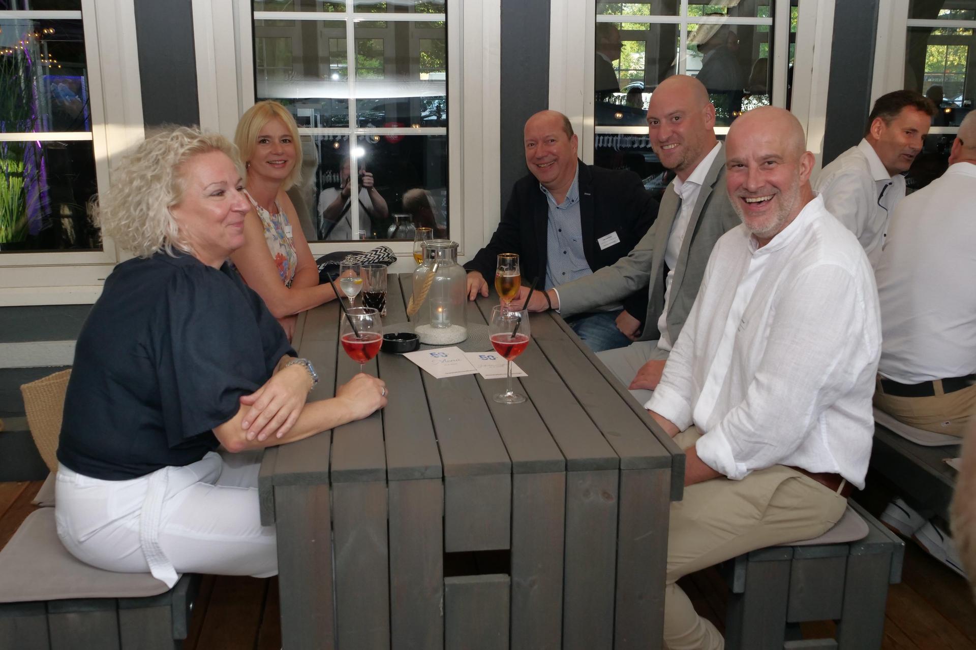 Haben gemeinsam Spaß (v.li.): Agata Ernst, Marina Trumpf, Dirk Sassmann, Dustin Schönen und Volker Ernst. (Foto: wk)