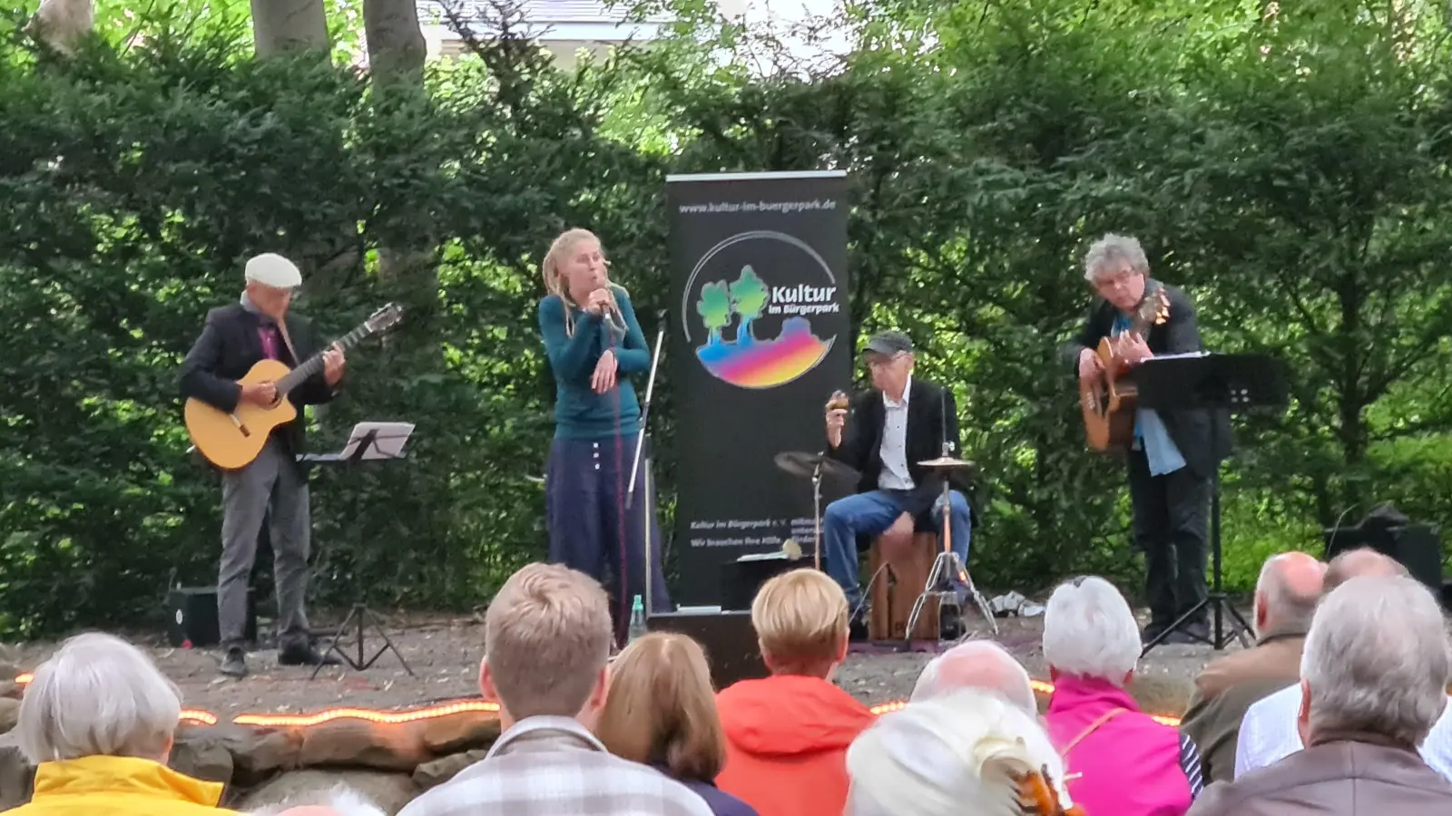 Auf der Bühne im Bürgerpark: Die Band Le Canard Noir. (Foto: privat)