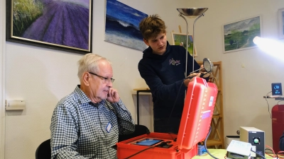 Überprüft zusammen mit Wilhelm Bentjestorf eine Stehlampe: Der 16-jährige Benjamin Gottbehüt. (Foto: jb)