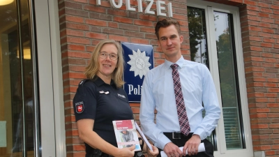 Vor der Wache: Kontaktbeamtin Stephanie Hackmann und Leiter Kriminalermittlungsdienst Christopher Thürnau. (Foto: gi)