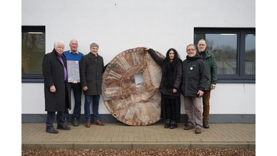 Am Georgschacht werden zwei historische Ziffernblätter an den Bürgermeister von Stadthagen übergeben (v.li.): Jörg Janning, BürgerEnergieWende Schaumburg e.V., Stefan Thiede, Geschäftsführer der PreZero Service Mitte, Oliver Theiß, Bürgermeister von Stadthagen, Petra Dudda aus Stadthagen, Eberhard Camilo Greuel, 2. Vorsitzender ModellEisenbahnClub Stadthagen e.V. und Darjush Davar, Museumsleiter von Stadthagen. (Foto: privat)