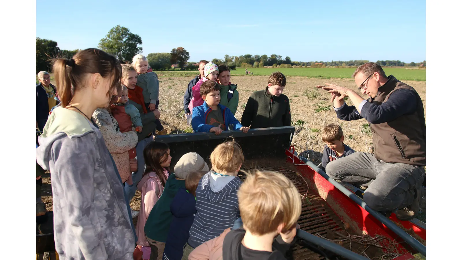 Landwirt Steffen Klindworth-Eggelmann nimmt sich Zeit, den Gästen beim „Erntefieber“ Zusammenhänge landwirtschaftlicher Lebensmittelerzeugung zu erklären. (Foto: Borchers, Bastian)