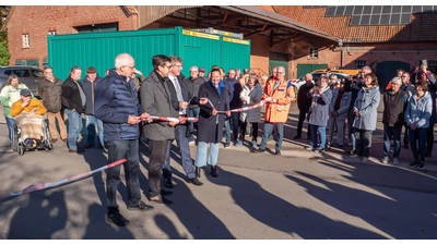 Bürgermeister Jürgen Wilkening (links) und Staatssekretär Frank Doods (2.v.r) durchschneiden ein Band um die Landesstraße freizugeben, die Landtagsabgeordnete Colette Thiemann und Jan-Philipp Beck helfen dabei (Foto: wk)