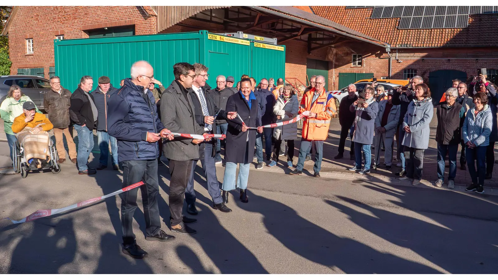 Bürgermeister Jürgen Wilkening (links) und Staatssekretär Frank Doods (2.v.r) durchschneiden ein Band um die Landesstraße freizugeben, die Landtagsabgeordnete Colette Thiemann und Jan-Philipp Beck helfen dabei (Foto: wk)