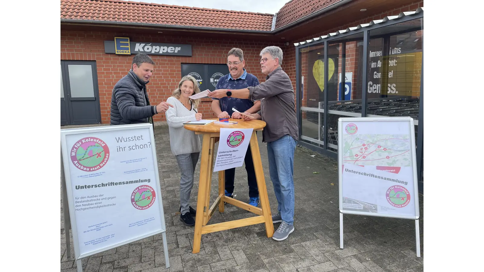 Am Infostand in Kolenfeld (v.li.): Maik und Larissa Brück, Mario Wingrich und Jörg Nohl. (Foto: privat)