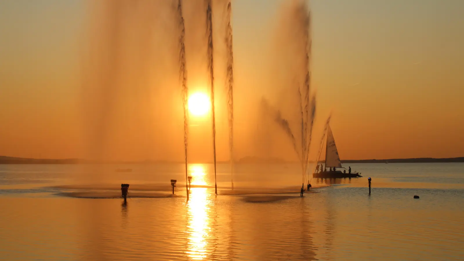 Fontänen, Sonnenuntergang und ein Boot: Das war auch das Festliche Wochenende im Jahr 2019.  (Foto: gi)