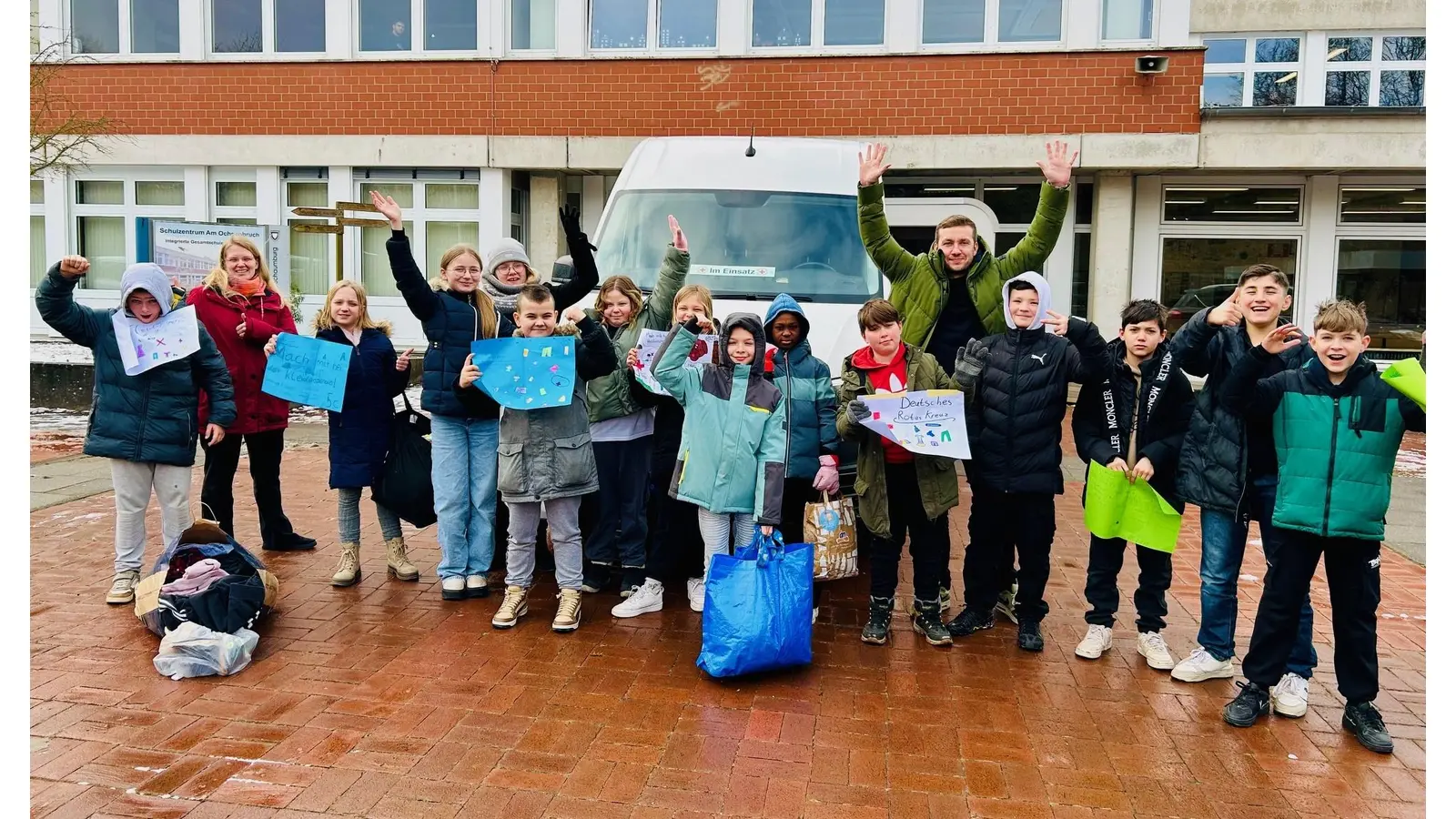 Die Klasse 5c bei der Übergabe der gesammelten Spenden an DRK-Mitarbeiter. (Foto: privat)