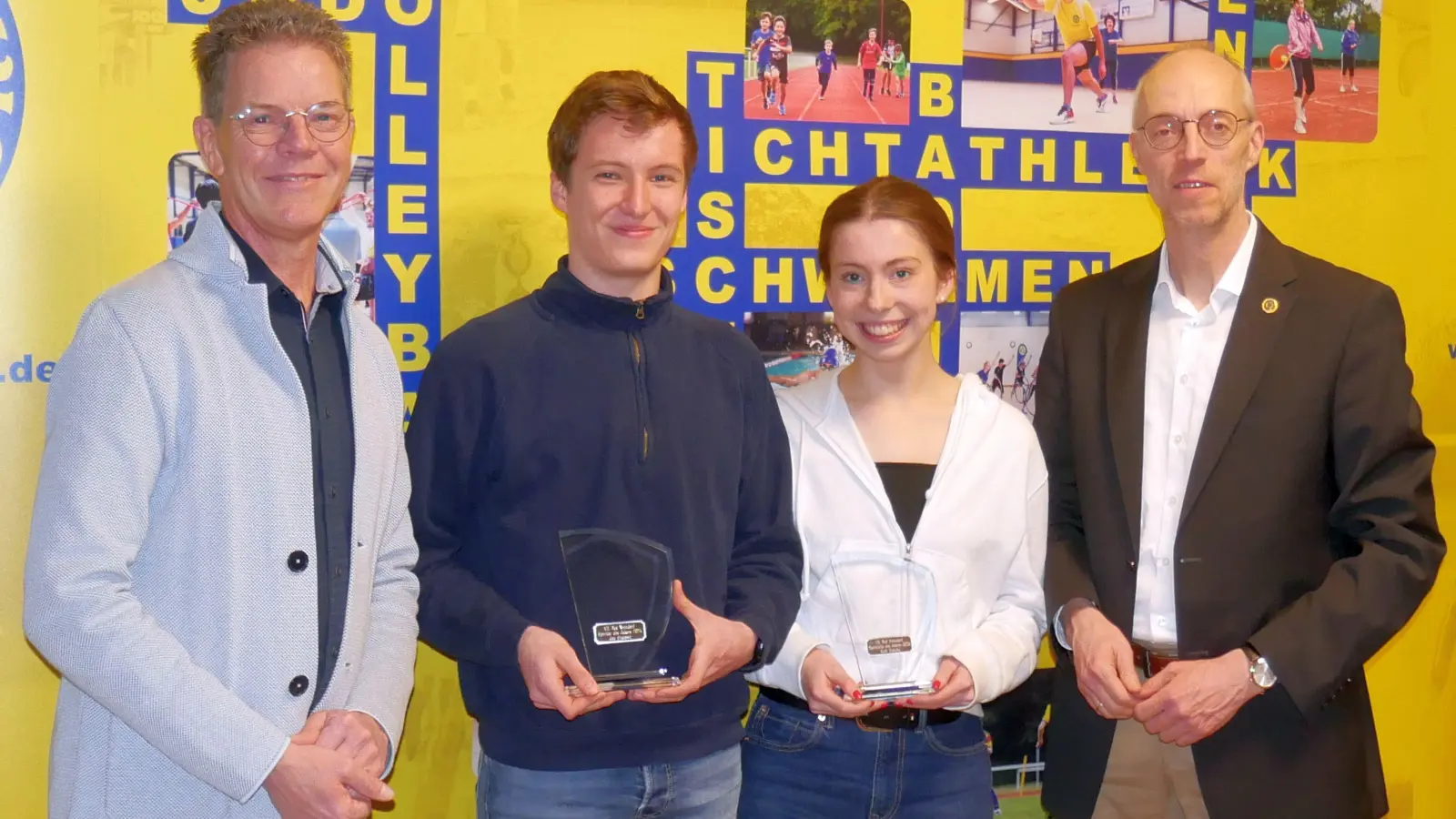 Volker Thies (li.) und Helge Stille (re.) bei der Auszeichnung der Sportler des Jahres Jan Gumpert und Ruth Schuba. Melina Schneider konnte nicht teilnehmen. (Foto: gk)