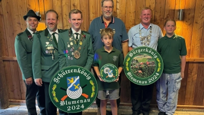 Mit ihren Scheiben (v.li.): Schützenkönig Lucas Korpack, Kinderkönig Mika-Marek Langerbeck und Bürgerkönig Tim-Benedikt Steffens. (Foto: privat)