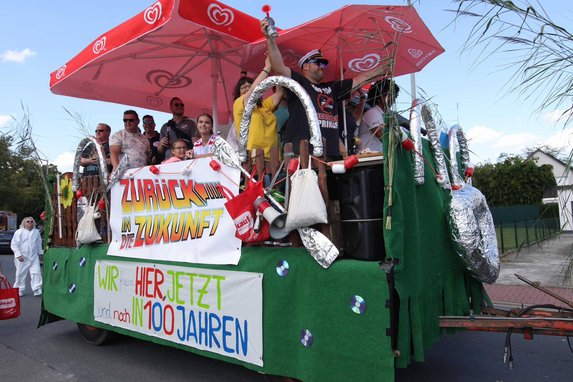 Mit Fluxkompensator „Zurück in die Zukunft”: Der Wagen des NaturErlebnisBades. (Foto: tau)