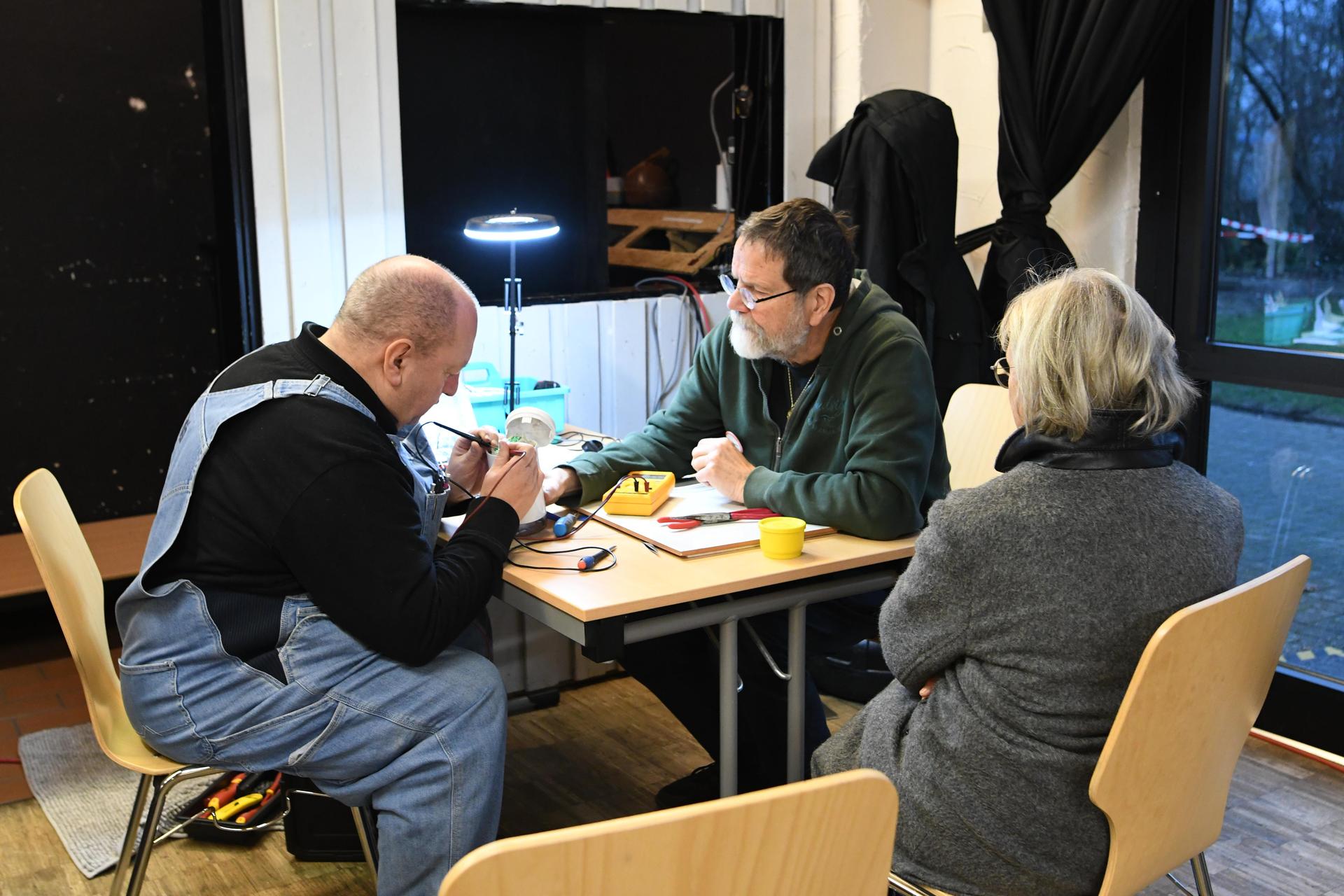 Zusammen nach einer Lösung suchen ist das wichtigste beim Repair Café. (Foto: nd)