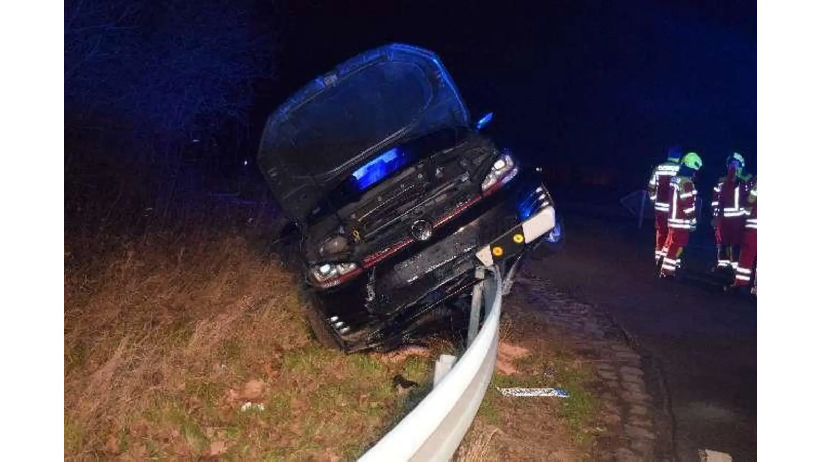 Verunfalltes Fahrzeug auf der Leitplanke an der B442. (Foto: privat)