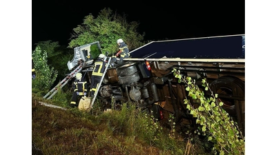 Der Lkw liegt im Seitenbereich der A2. (Foto: Stadtfeuerwehr Barsinghausen)